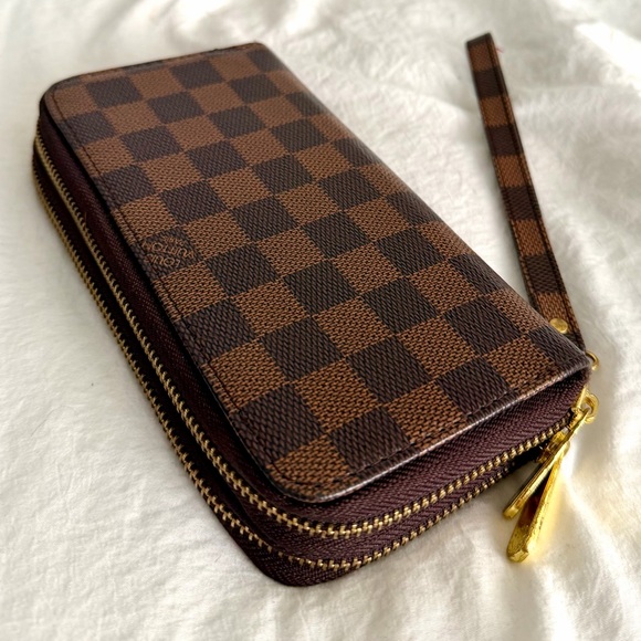 👑✅PRICE FIRM✅ Brown Large Double Zip Compartment Wristlet Wallet. - Picture 3 of 17